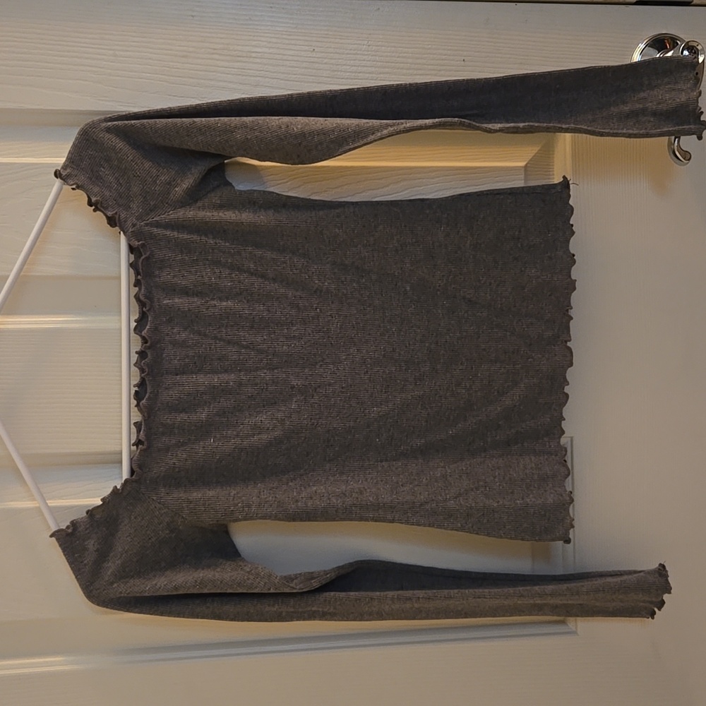 Hollister Petite Women's Long Sleeve Top. Size Medium. Color Gray.